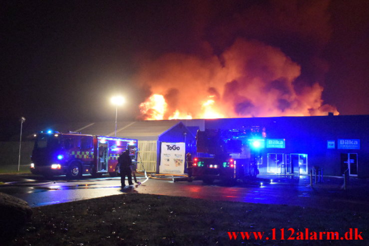 Kæmpe brand i Bilka. Solkilde Alle 2 i Vejle. 30/10-2022. Kl. 01:53.