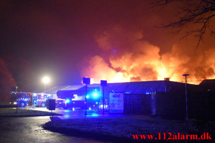 Kæmpe brand i Bilka. Solkilde Alle 2 i Vejle. 30/10-2022. Kl. 01:53.