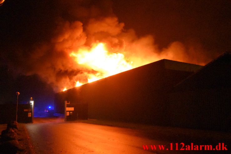 Kæmpe brand i Bilka. Solkilde Alle 2 i Vejle. 30/10-2022. Kl. 01:53.