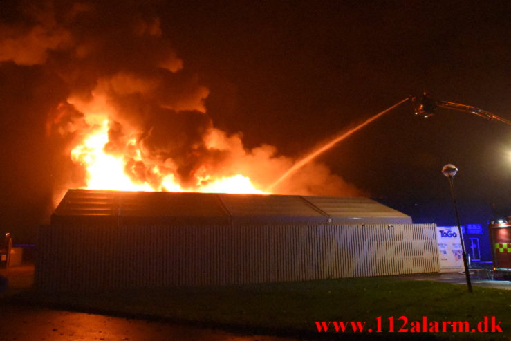 Kæmpe brand i Bilka. Solkilde Alle 2 i Vejle. 30/10-2022. Kl. 01:53.