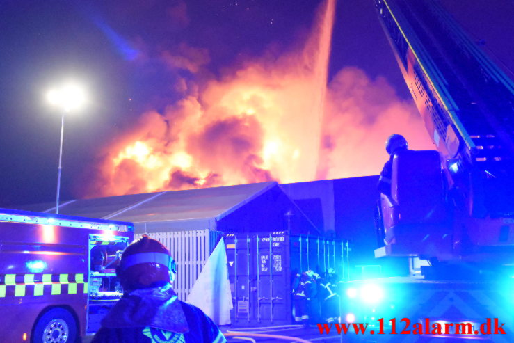 Kæmpe brand i Bilka. Solkilde Alle 2 i Vejle. 30/10-2022. Kl. 01:53.