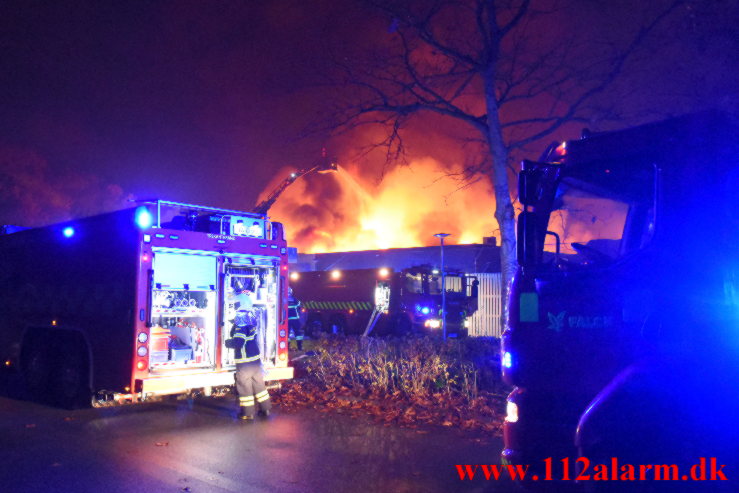 Kæmpe brand i Bilka. Solkilde Alle 2 i Vejle. 30/10-2022. Kl. 01:53.