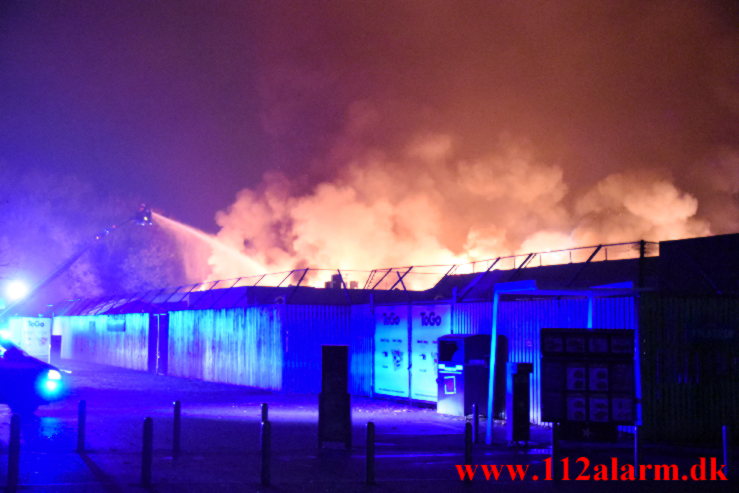 Kæmpe brand i Bilka. Solkilde Alle 2 i Vejle. 30/10-2022. Kl. 01:53.