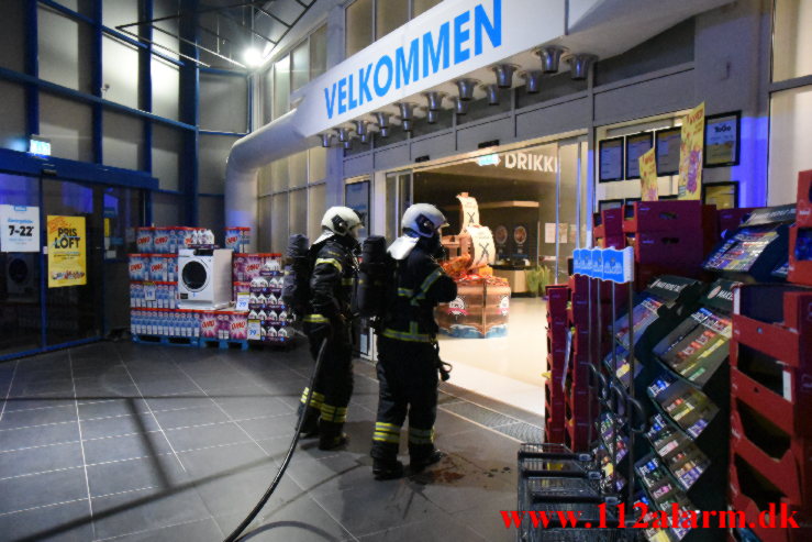 Kæmpe brand i Bilka. Solkilde Alle 2 i Vejle. 30/10-2022. Kl. 01:53.