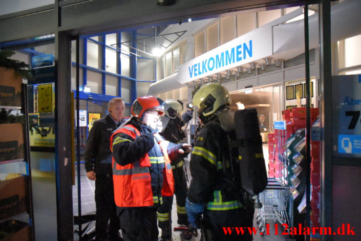 Kæmpe brand i Bilka. Solkilde Alle 2 i Vejle. 30/10-2022. Kl. 01:53.