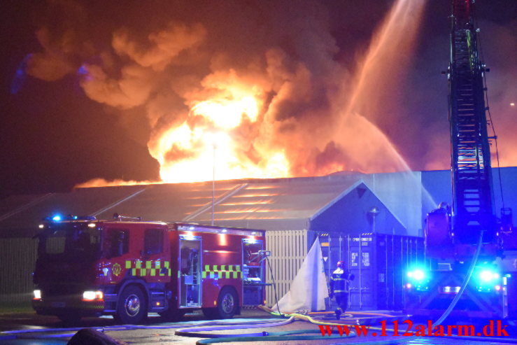 Kæmpe brand i Bilka. Solkilde Alle 2 i Vejle. 30/10-2022. Kl. 01:53.