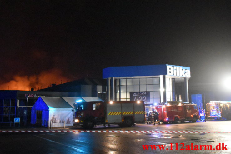 Kæmpe brand i Bilka. Solkilde Alle 2 i Vejle. 30/10-2022. Kl. 01:53.