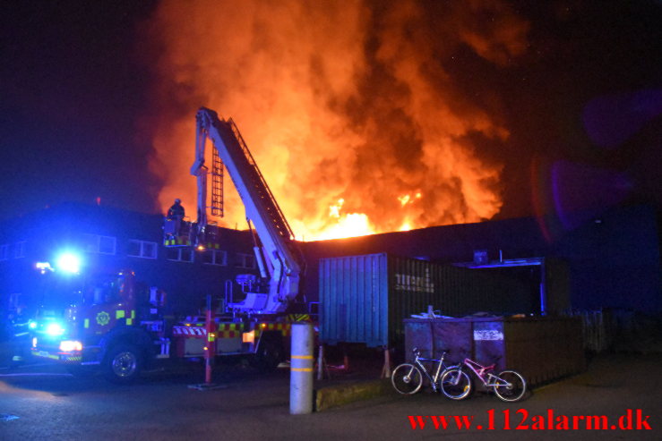 Kæmpe brand i Bilka. Solkilde Alle 2 i Vejle. 30/10-2022. Kl. 01:53.