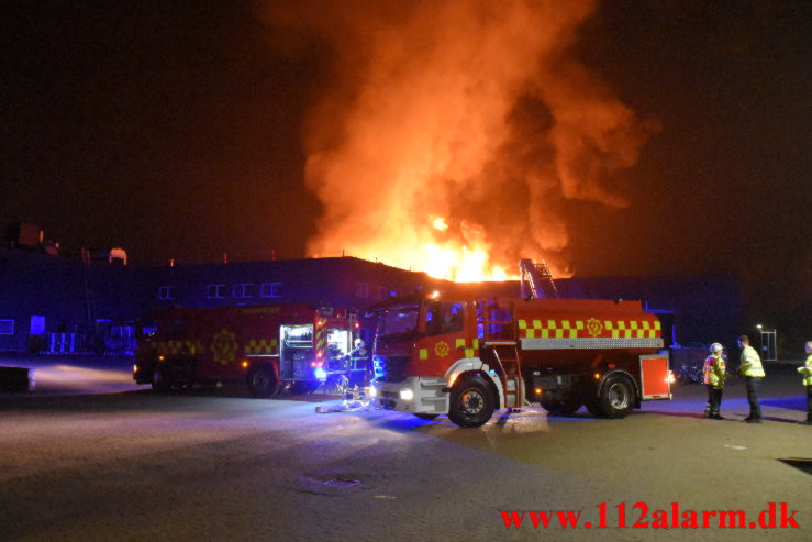 Kæmpe brand i Bilka. Solkilde Alle 2 i Vejle. 30/10-2022. Kl. 01:53.