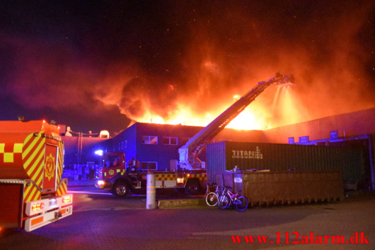 Kæmpe brand i Bilka. Solkilde Alle 2 i Vejle. 30/10-2022. Kl. 01:53.