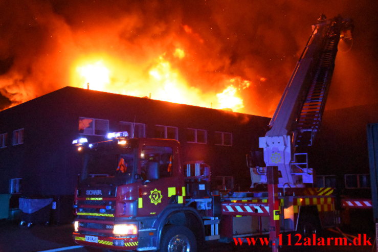 Kæmpe brand i Bilka. Solkilde Alle 2 i Vejle. 30/10-2022. Kl. 01:53.