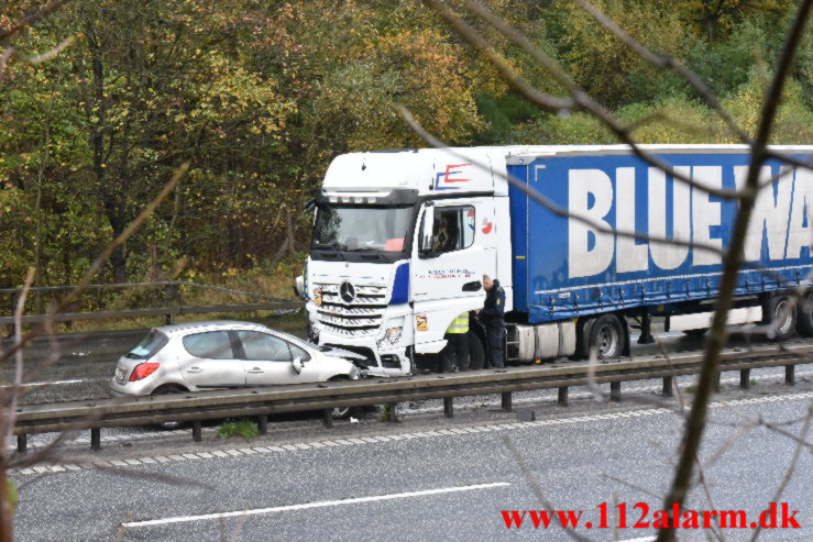 Lastbil og personbil ramte hinanden. Østjyske Motorvej ved Vejle. 02/11-2022. KL. 9:39.