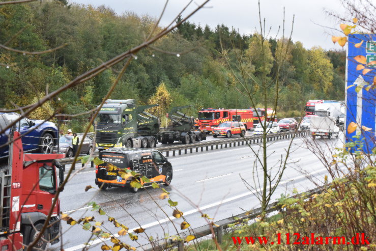 Lastbil og personbil ramte hinanden. Østjyske Motorvej ved Vejle. 02/11-2022. KL. 9:39.