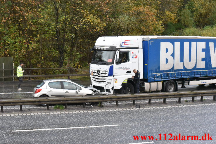 Lastbil og personbil ramte hinanden. Østjyske Motorvej ved Vejle. 02/11-2022. KL. 9:39.