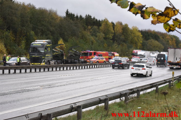 Lastbil og personbil ramte hinanden. Østjyske Motorvej ved Vejle. 02/11-2022. KL. 9:39.