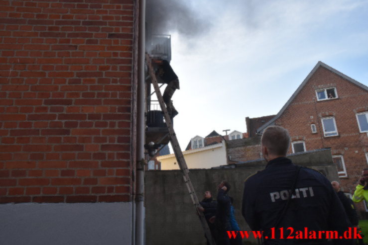 Blev reddet ud fra 1. sal. Aagade 66 i Vejle. 02/11-2022. Kl. 13:39.