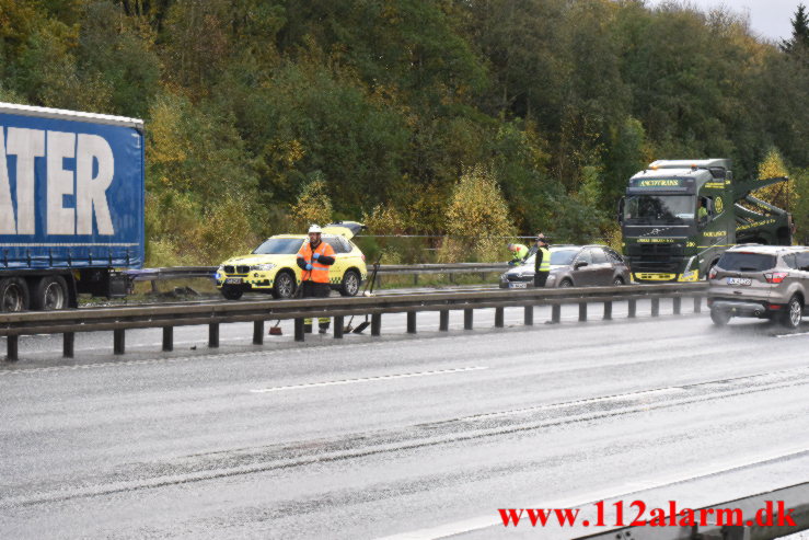 Lastbil og personbil ramte hinanden. Østjyske Motorvej ved Vejle. 02/11-2022. KL. 9:39.