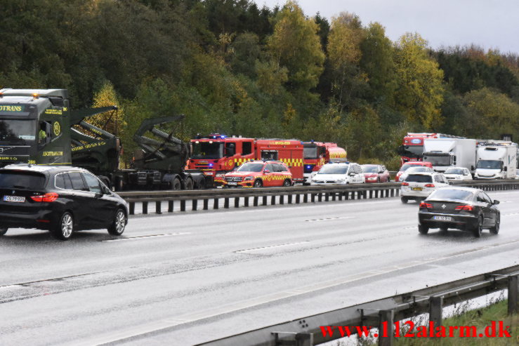 Lastbil og personbil ramte hinanden. Østjyske Motorvej ved Vejle. 02/11-2022. KL. 9:39.