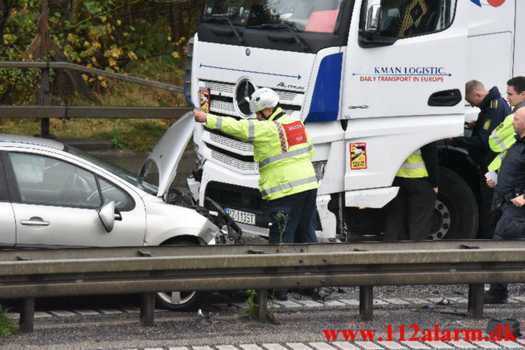 Lastbil og personbil ramte hinanden. Østjyske Motorvej ved Vejle. 02/11-2022. KL. 9:39.