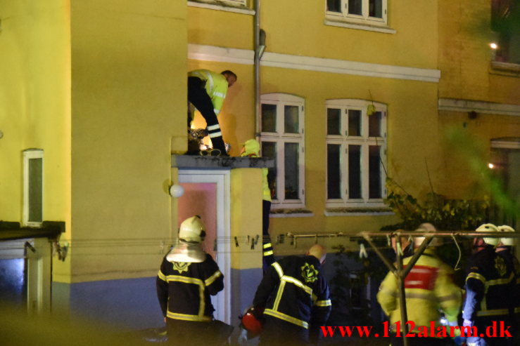Beruset mand måtte hjælpes ned fra taget. Enggade 7 i Vejle. 06/11-2022. KL. 04:07.