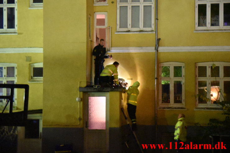 Beruset mand måtte hjælpes ned fra taget. Enggade 7 i Vejle. 06/11-2022. KL. 04:07.