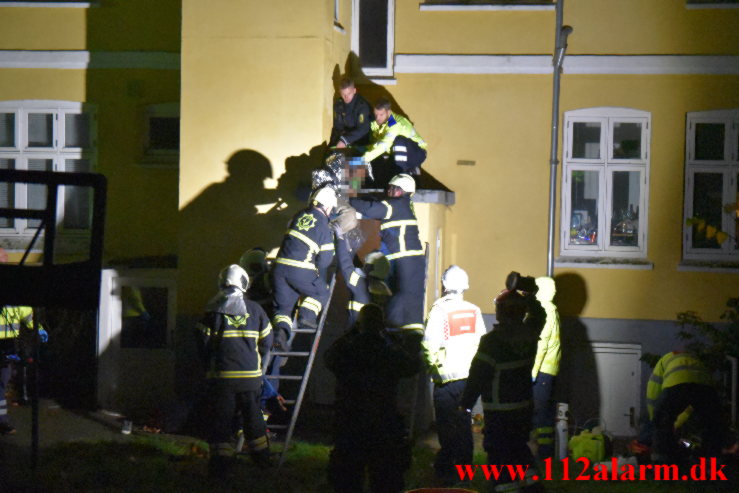 Beruset mand måtte hjælpes ned fra taget. Enggade 7 i Vejle. 06/11-2022. KL. 04:07.