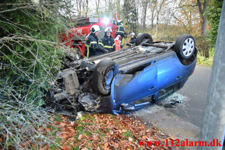 Bilen ramte et stort træ. De Lichtenbergs i Nørup. 08/11-2022. Kl. 16:01.