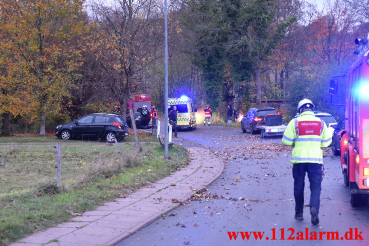 Bilen ramte et stort træ. De Lichtenbergs i Nørup. 08/11-2022. Kl. 16:01.