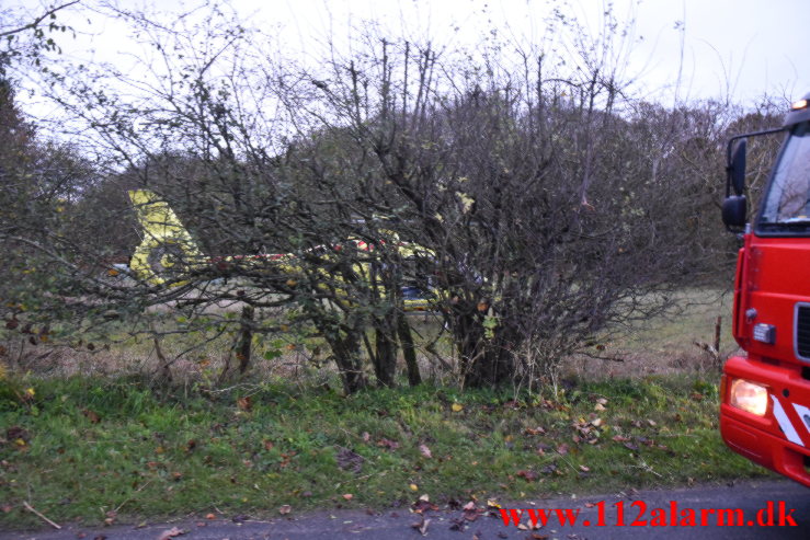 Bilen ramte et stort træ. De Lichtenbergs i Nørup. 08/11-2022. Kl. 16:01.