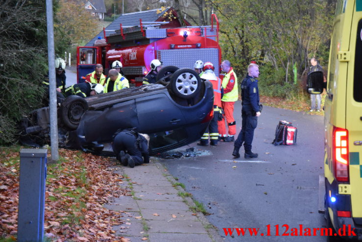 Bilen ramte et stort træ. De Lichtenbergs i Nørup. 08/11-2022. Kl. 16:01.