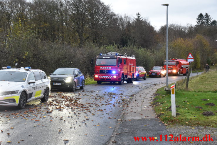 Bilen ramte et stort træ. De Lichtenbergs i Nørup. 08/11-2022. Kl. 16:01.