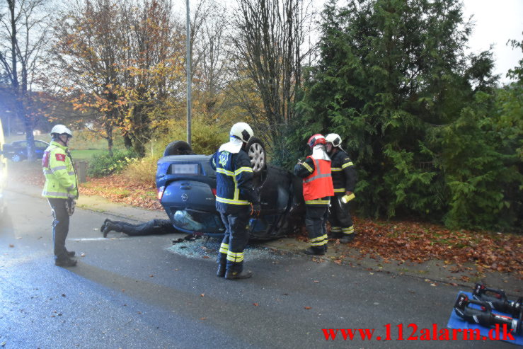 Bilen ramte et stort træ. De Lichtenbergs i Nørup. 08/11-2022. Kl. 16:01.