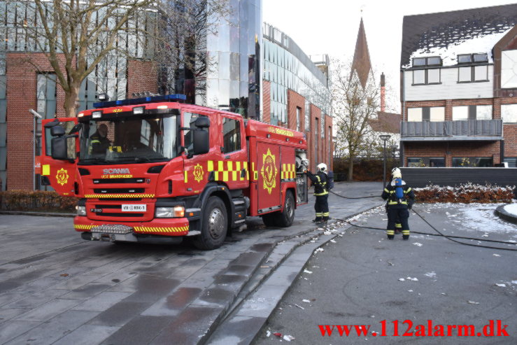 Ild i skraldespand. Volmers Plads Vejle. 20/11-2022. KL. 15:53.