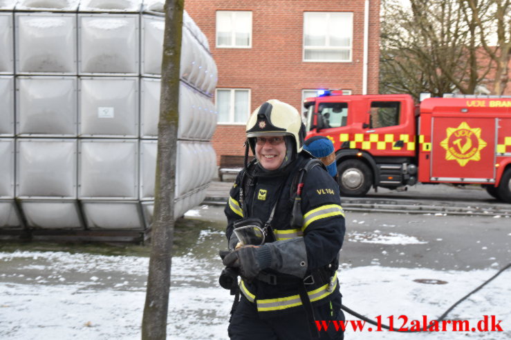 Ild i skraldespand. Volmers Plads Vejle. 20/11-2022. KL. 15:53.