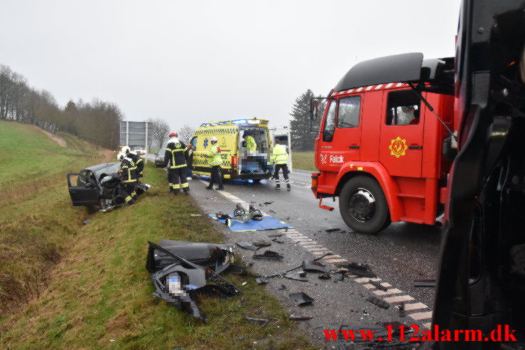 Lastbil og personbil kørt frontalt sammen. Ballevej ved Bredsten. 23/11-2022. KL. 09:53.