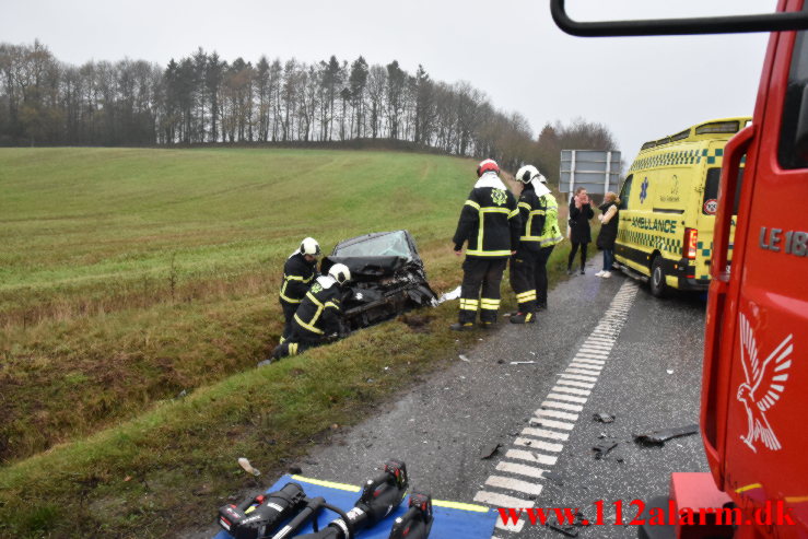 Lastbil og personbil kørt frontalt sammen. Ballevej ved Bredsten. 23/11-2022. KL. 09:53.