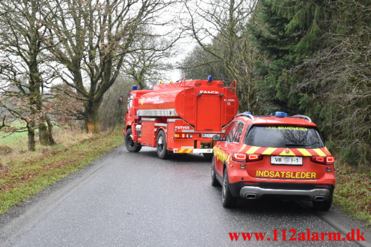 Bil ramte et træ. Verstvej i Egtved. 24/11-2022. KL. 009:21.