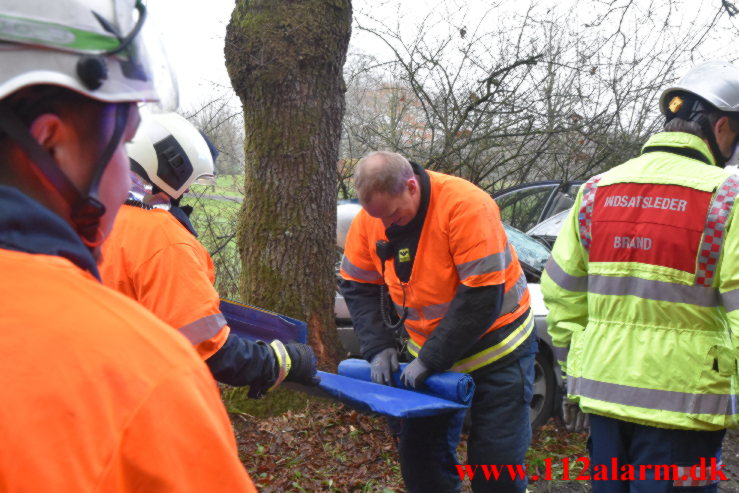 Bil ramte et træ. Verstvej i Egtved. 24/11-2022. KL. 009:21.