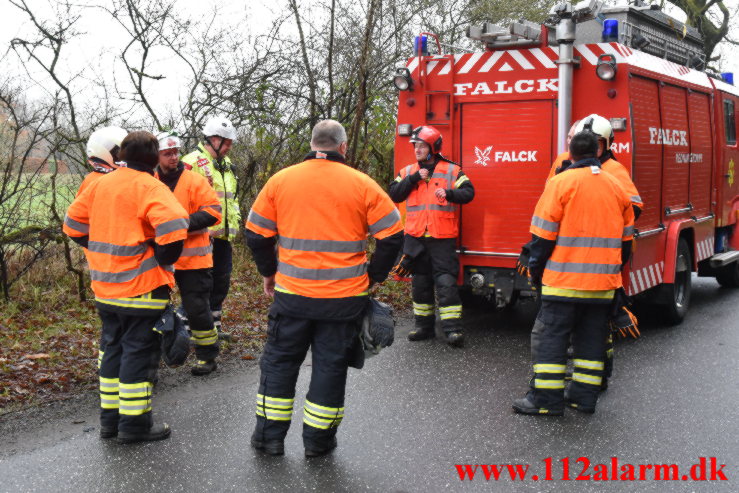 Bil ramte et træ. Verstvej i Egtved. 24/11-2022. KL. 009:21.