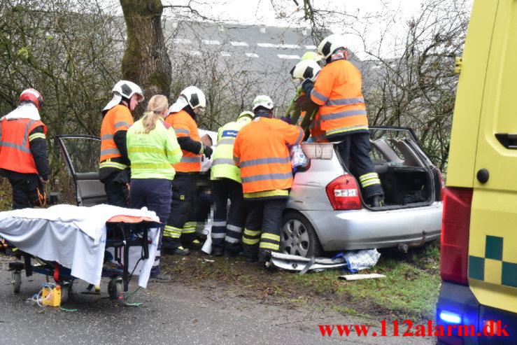 Bil ramte et træ. Verstvej i Egtved. 24/11-2022. KL. 009:21.