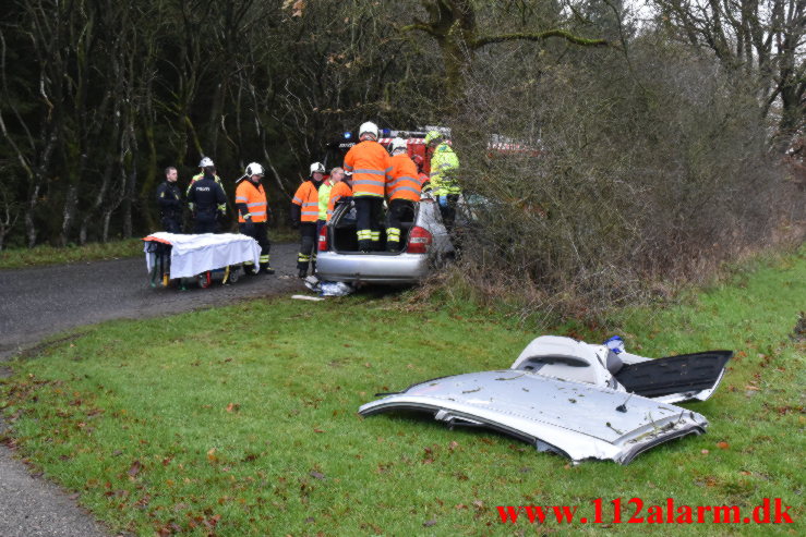 Bil ramte et træ. Verstvej i Egtved. 24/11-2022. KL. 009:21.