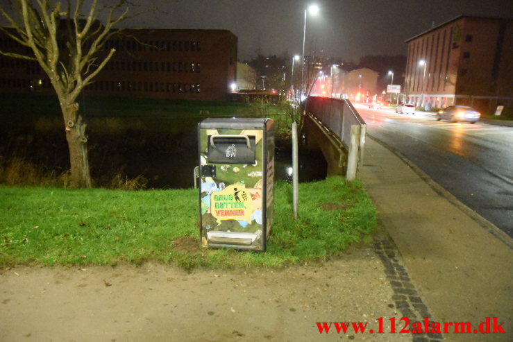 ild i en talende skraldespand. Boulevarden i Vejle. 26/11-2022. KL. 19:35.