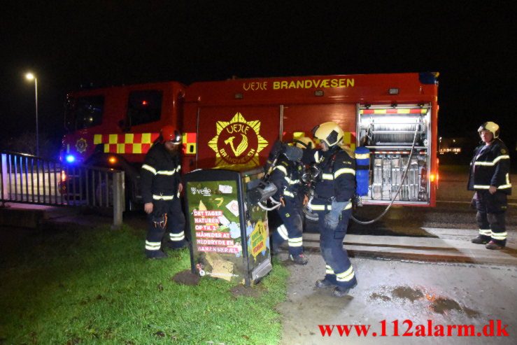 ild i en talende skraldespand. Boulevarden i Vejle. 26/11-2022. KL. 19:35.