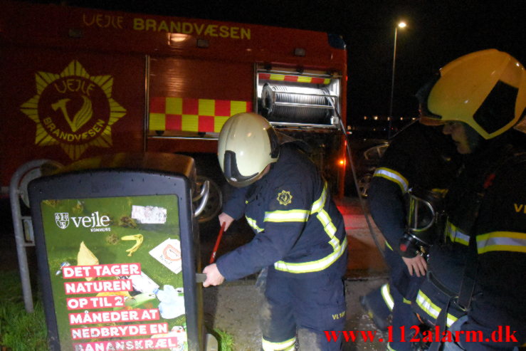 ild i en talende skraldespand. Boulevarden i Vejle. 26/11-2022. KL. 19:35.