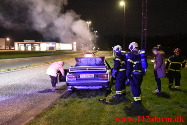 Der gik ild i bilen. Horsensvej i Vejle Ø. 06/12-2022. KL. 20:42.