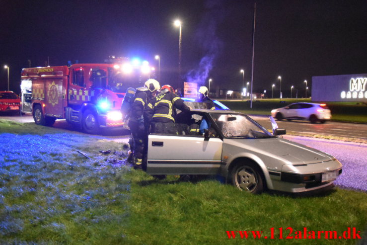 Der gik ild i bilen. Horsensvej i Vejle Ø. 06/12-2022. KL. 20:42.