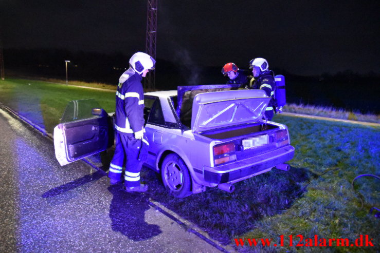 Der gik ild i bilen. Horsensvej i Vejle Ø. 06/12-2022. KL. 20:42.