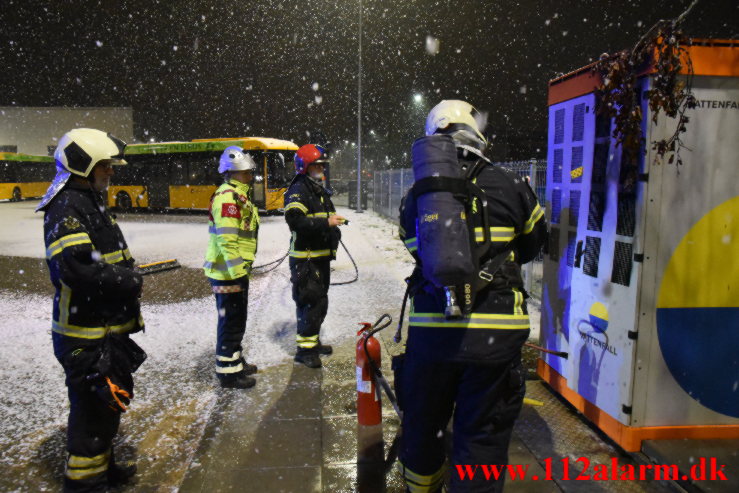 ild i ladestander til Vejles nye bybusser. Sjællandsgade i Vejle. 09/12-2022. KL. 23:16.