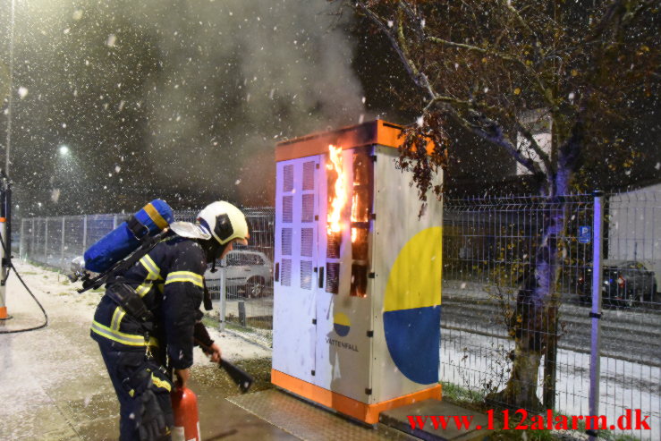 ild i ladestander til Vejles nye bybusser. Sjællandsgade i Vejle. 09/12-2022. KL. 23:16.