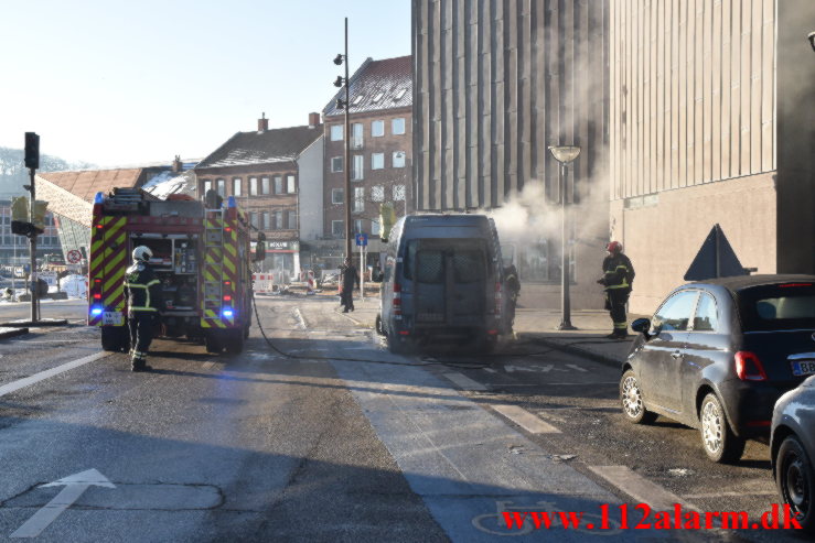 Ild i minibus. Dæmningen i Vejle. 16/12-2022. KL. 12:20.